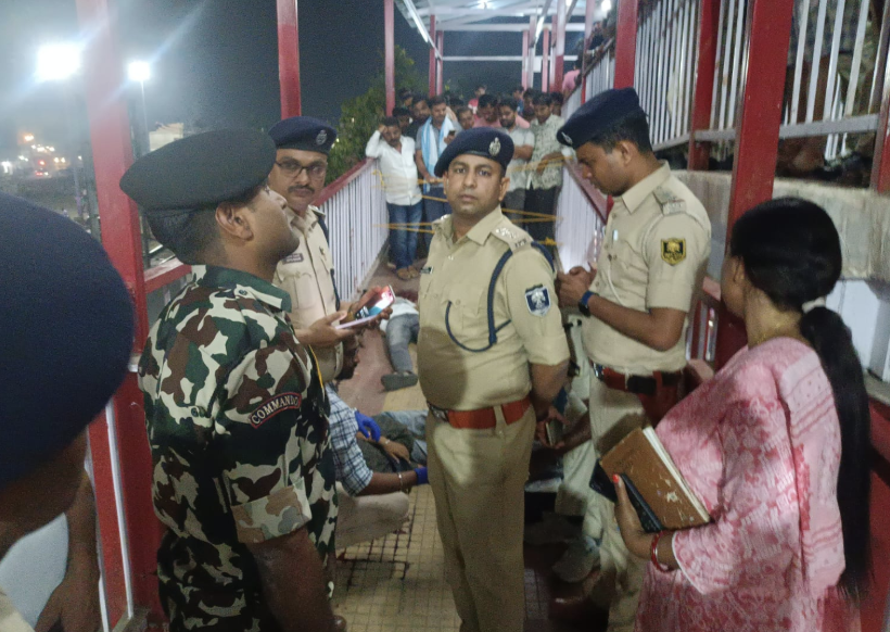 डीडीयू रेल लाइन पर आरा रेलवे स्टेशन पर मंगलवार शाम एक दुखद घटना घटी