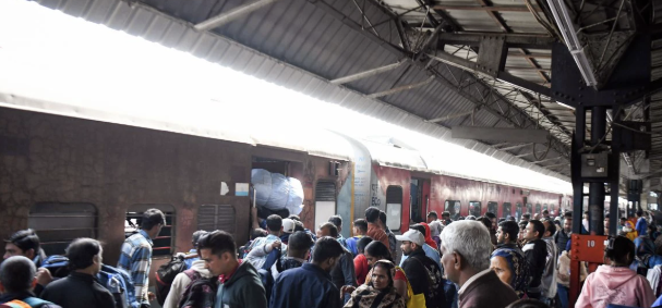 नई दिल्ली रेलवे स्टेशन पर ट्रेन देरी के कारण भारी भीड़, अव्यवस्था; यात्री परेशान
