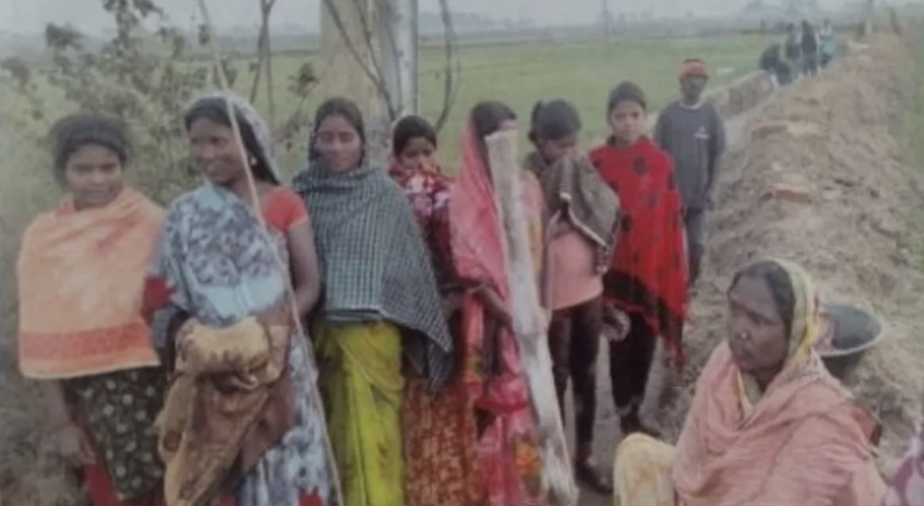 जमुई में मनरेगा बड़ा घोटाला: 42 डिग्री गर्मी में कंबल ओढ़े मजदूरों की तस्वीरें फर्जी उपस्थिति और सरकारी धन की लूट का पर्दाफाश करती हैं